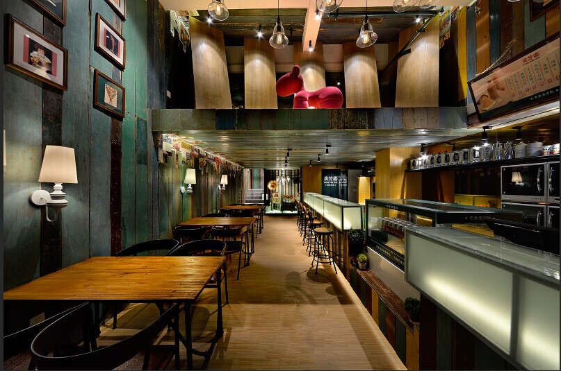 　　餐廳裝修是至關(guān)重要的，許多顧客消費(fèi)不單純就是來吃東西，有時候喜好一個良好的飲食環(huán)境。餐廳的裝修必須要有藝術(shù)創(chuàng)意風(fēng)格的講究這樣才能博人眼球吸引顧客，隨著著中國社會經(jīng)濟(jì)的高速發(fā)展，有部分中國人都越來越崇媚揚(yáng)外，藝術(shù)時尚風(fēng)格都偏向國外，什么西餐廳、壽司店、披薩店等等。在中國會有很多特色的西餐廳，不僅吸引外國客人，大多數(shù)還是吸引的中國客人，中國人喜歡這種對外國文化風(fēng)情的新鮮感，都想嘗試一下外國美食和文化。中國就有龐大的消防者群體，許多外國和中國投資者都開始了自己的創(chuàng)業(yè)之夢，特色餐廳現(xiàn)在也逐漸成為主流形式，餐廳的裝修需求也越來越多，下面華發(fā)小編帶您了解一下特色餐廳裝修要點(diǎn)。